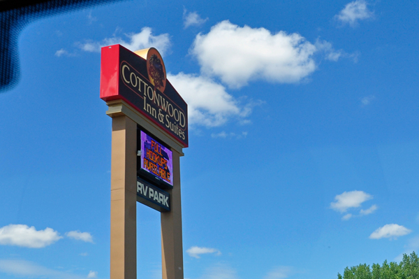 Cottonwood Inn sign