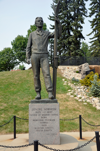 Sondre Norheim statue
