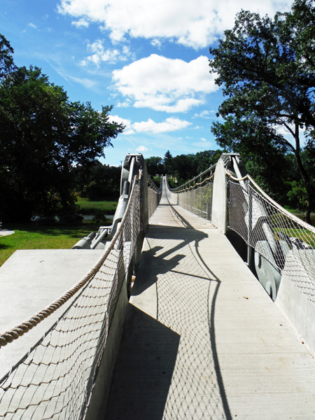 Souris suspension swinging bridge