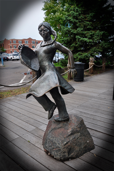 statue at the Downtown Lakewalk entrance