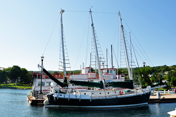 nice looking 3-masted sailboat