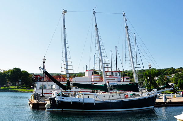 nice looking 3-masted sailboat