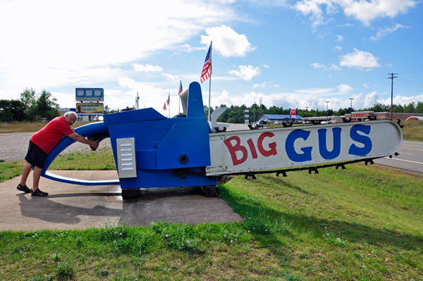 Lee Duquette using the largest working chainsaw in the world