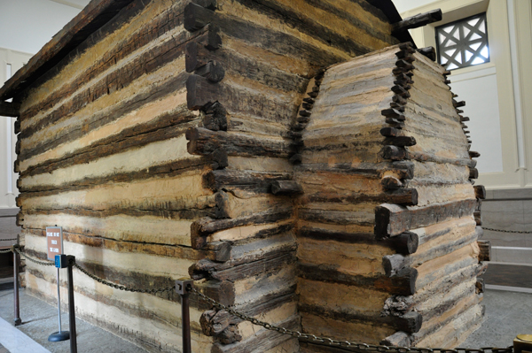 replica of Lincoln's birthplace log cabin