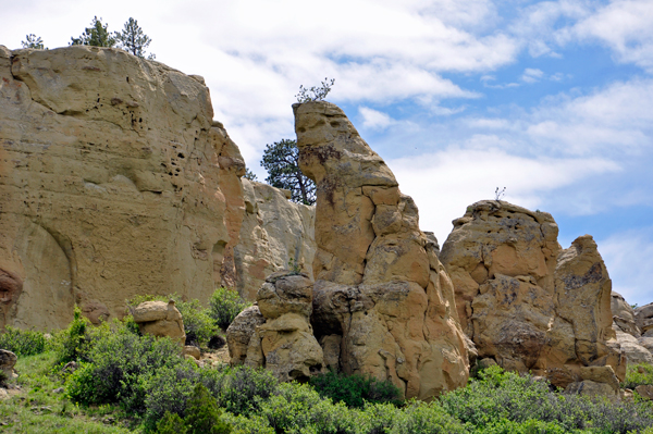 scenery on the way to Pictorgraph Cave State Park