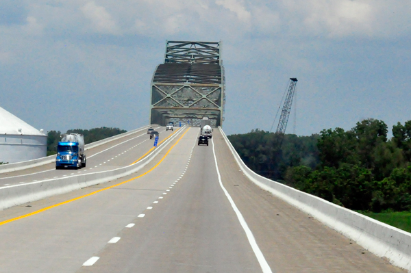 bridge between Illinois and Missouri