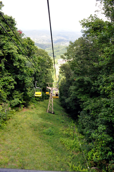 the ski lift going back down the mountain