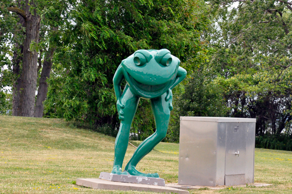 frog statue