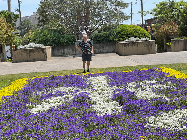 Lee Duquette, flowers, statue