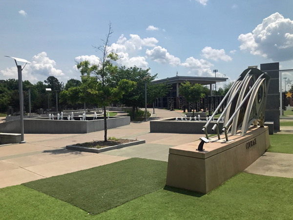 Courage monument and the Bubbling Fountain