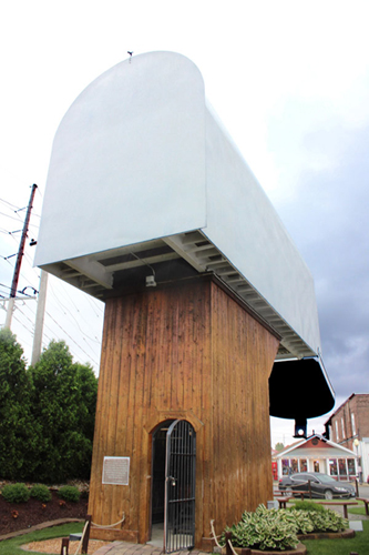 the World's Largest Mailbox