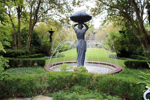 back of a statue and fountain