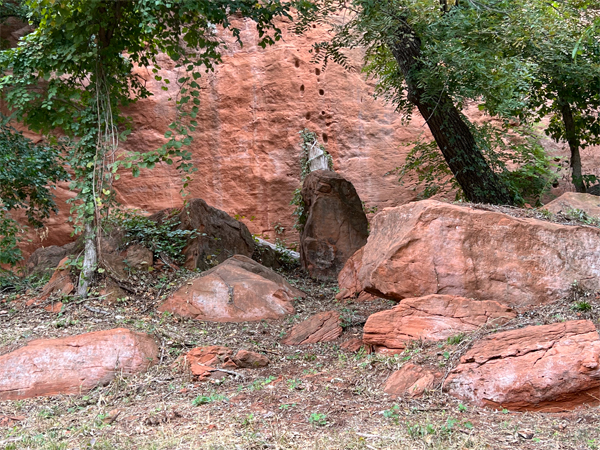 Stunning rouge canyon walls of red rock