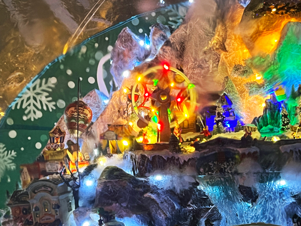 hot air balloon with Santa in the snow globe