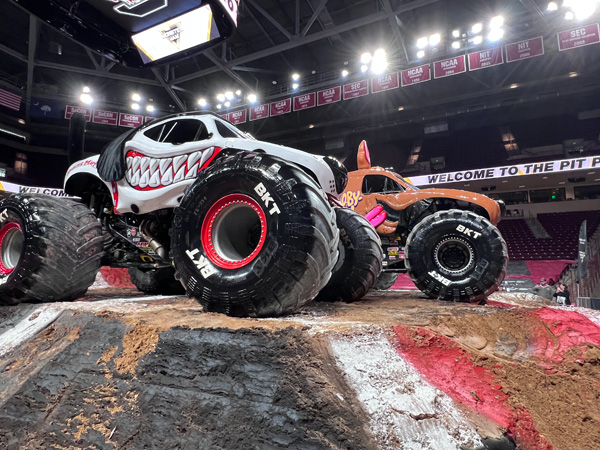 Monster Mutt and Scooby-Doo