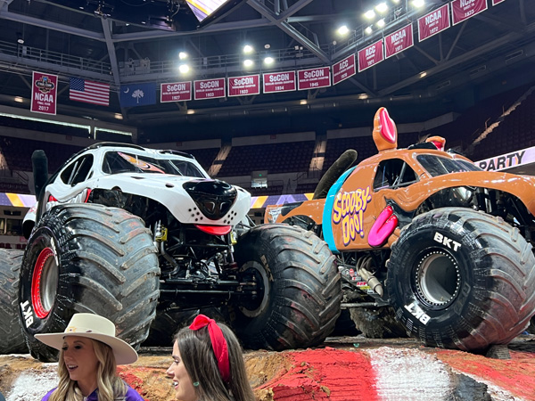 Monster Mutt and Scooby-Doo monster trucks