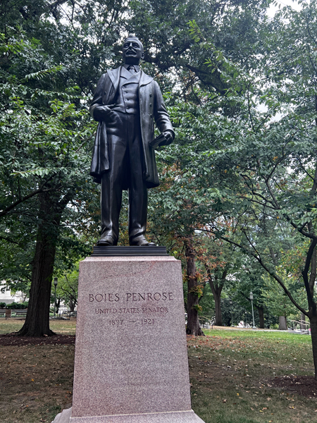 statue