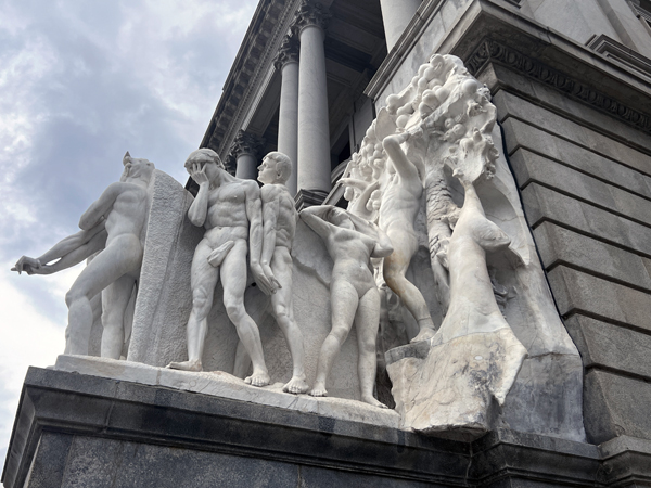 statues