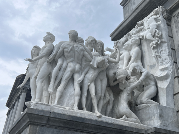 statues