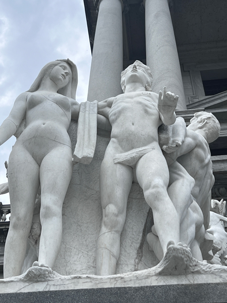 statues