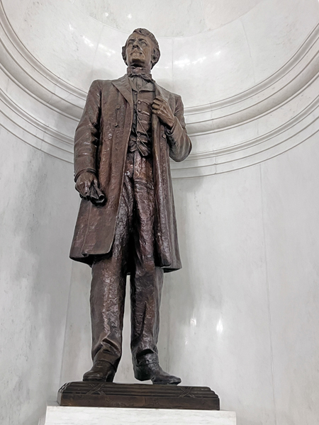 statue