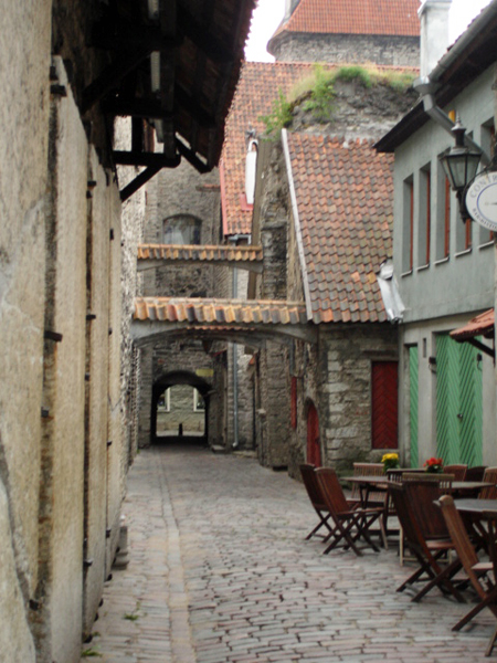 narrow streets in Tallinn