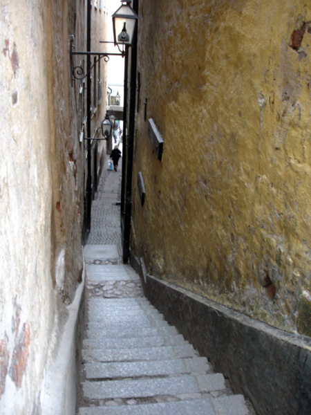 Narrow walkway and lot of stairs