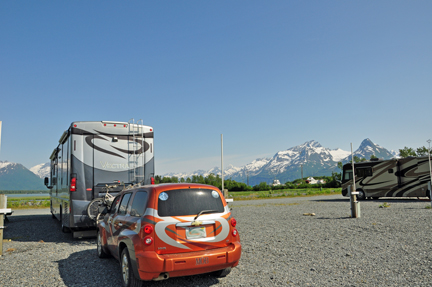 the motorhome and toad of the two RV Gypsies