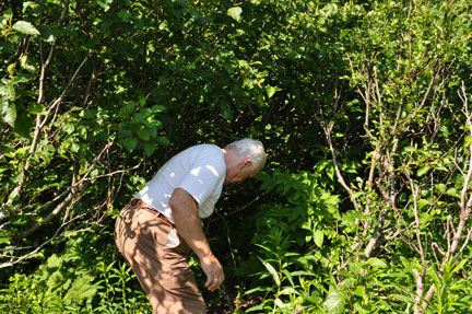 Lee Duquette trying to get through the trail