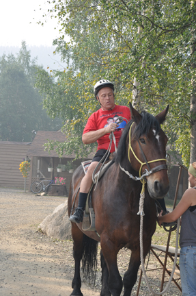 Lee Duuqette rides the horse in Alaska