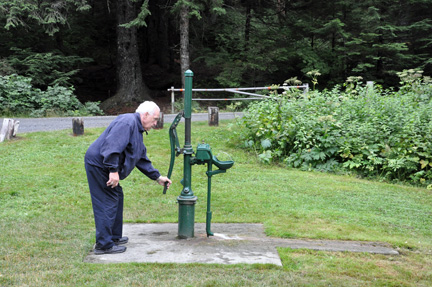 Lee pumping water