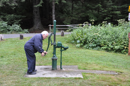 Lee pumping water