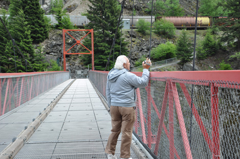 Lee on the bridge