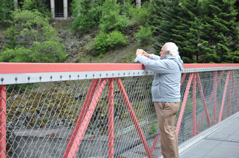 Lee on the bridge