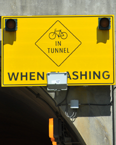 sign = bicycle in tunnel when flashing