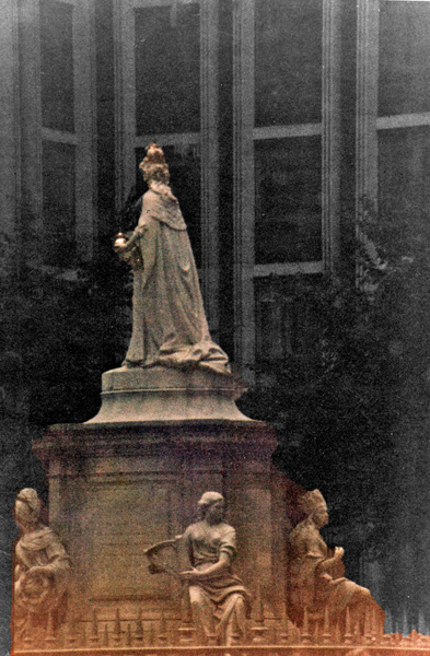 Statue of the Queen