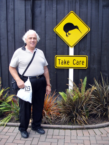 Lee Duquette near a Kiwi sign