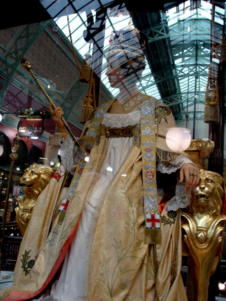 A Queen and crown in the Sydney Mall