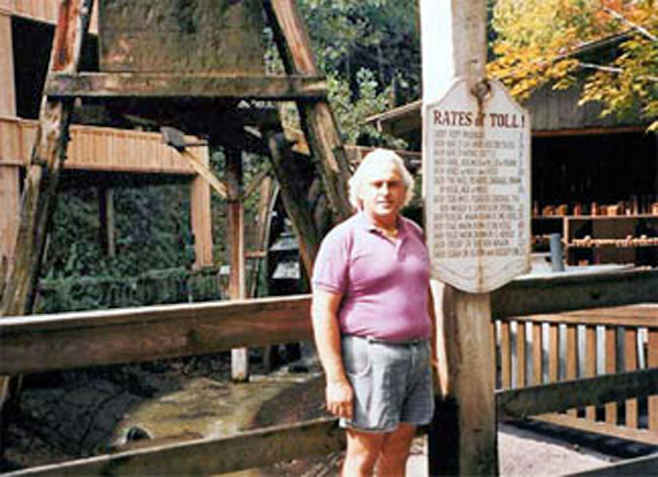 Lee Duquette in Dollywood