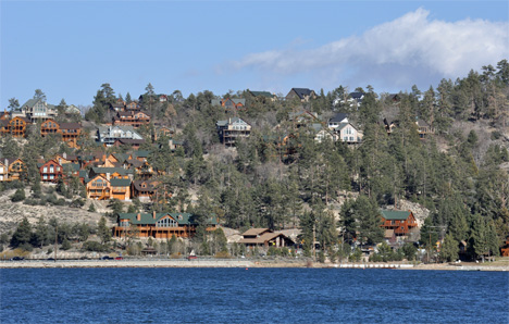 houses on the lake