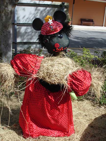 minnie mouse scarecriw