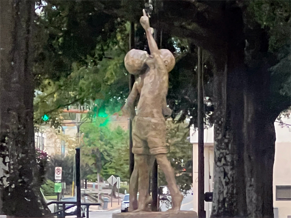 statue