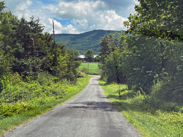 road to Endless Caverns Resort