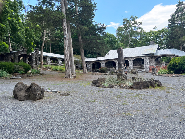 walkway outside Endless Caverns