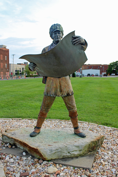 On The Trail of Discovry statue