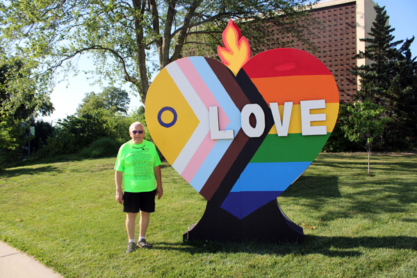 Lee Dyquette and the Love sign