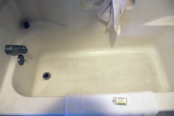 Days Inn tub
