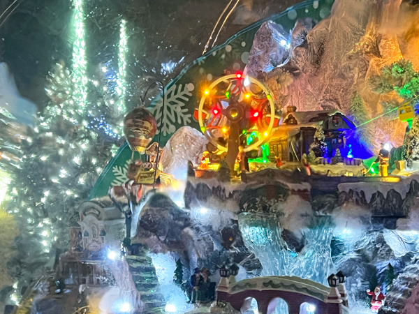 hot air balloon with Santa in the snow globe